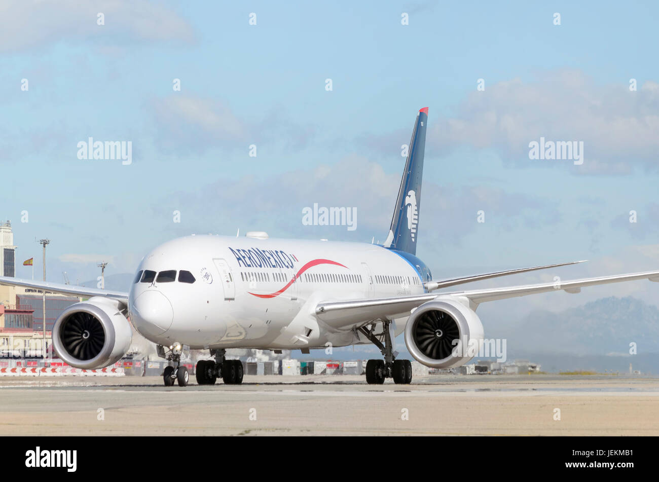 Aeromobili Boeing 787 Dreamliner della compagnia aerea Aeromexico, è in arrivo al terminal passeggeri, dopo essere atterrato in Madrid - Barajas Airport Foto Stock