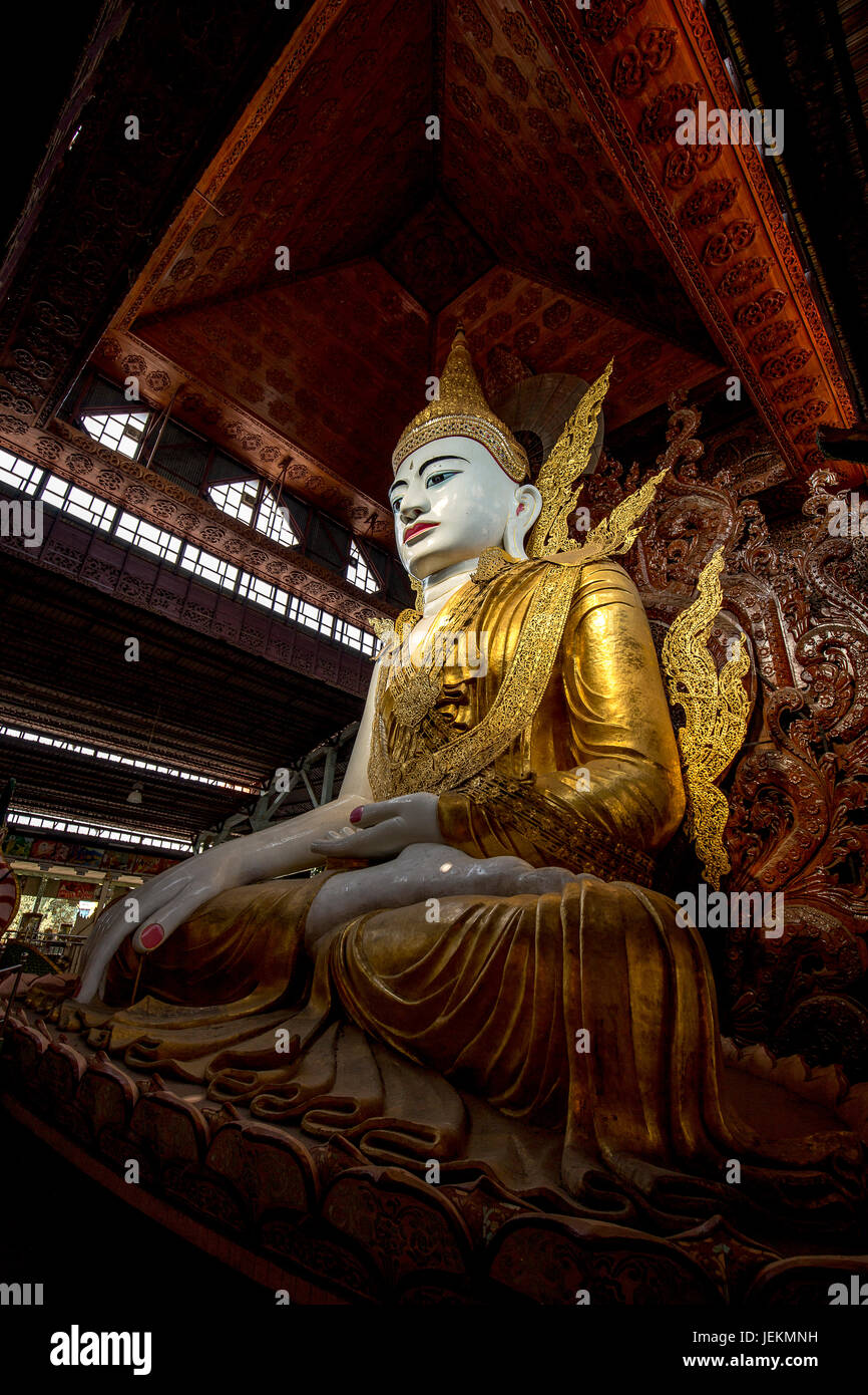 Ngadatkyi Paya - Ngadat kyi Paya pagoda tempio bellissima statua del Buddha nella città di Yangon Myanmar Foto Stock