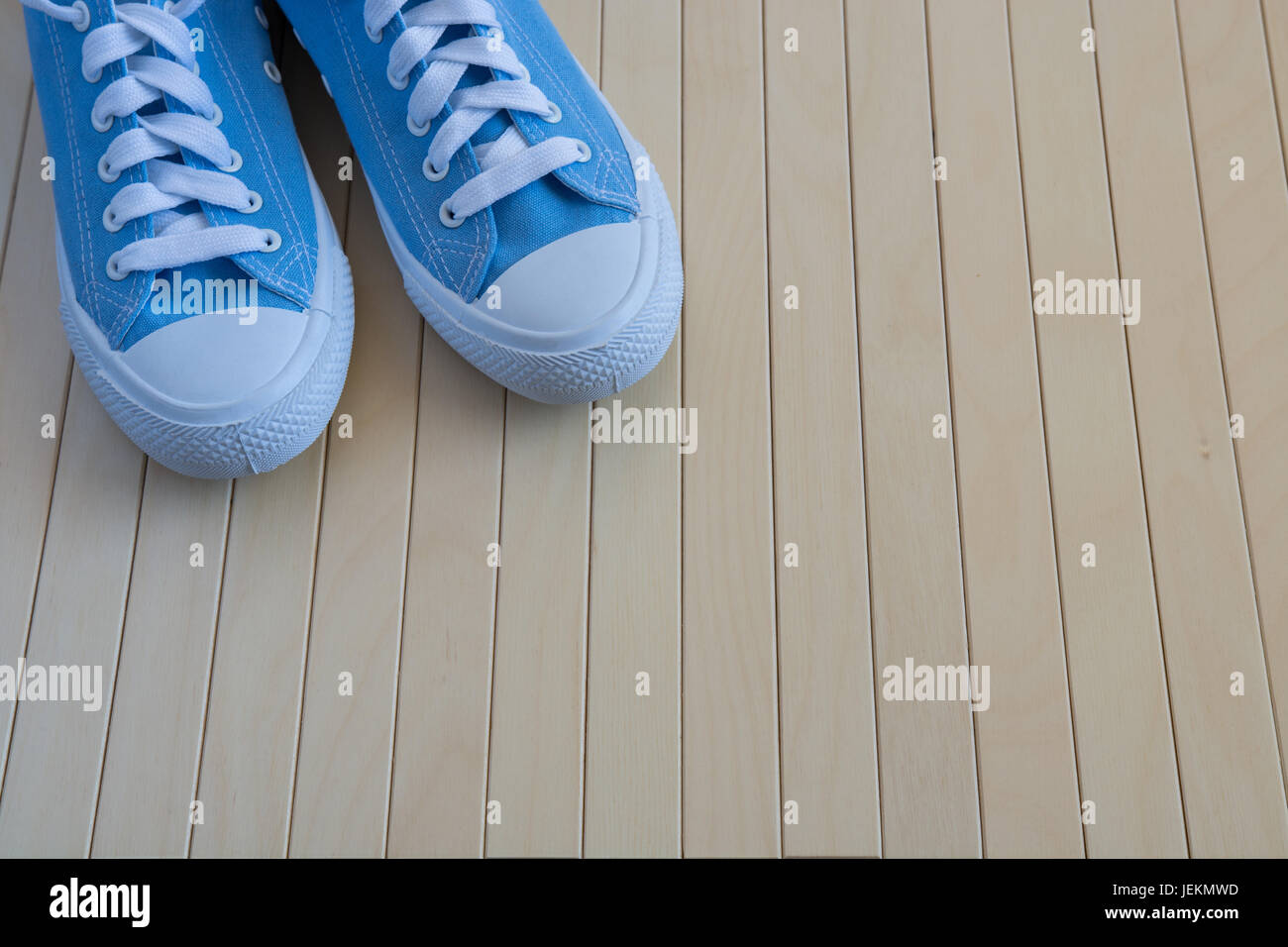 Coppia di sneakers blu sullo sfondo di legno Foto Stock