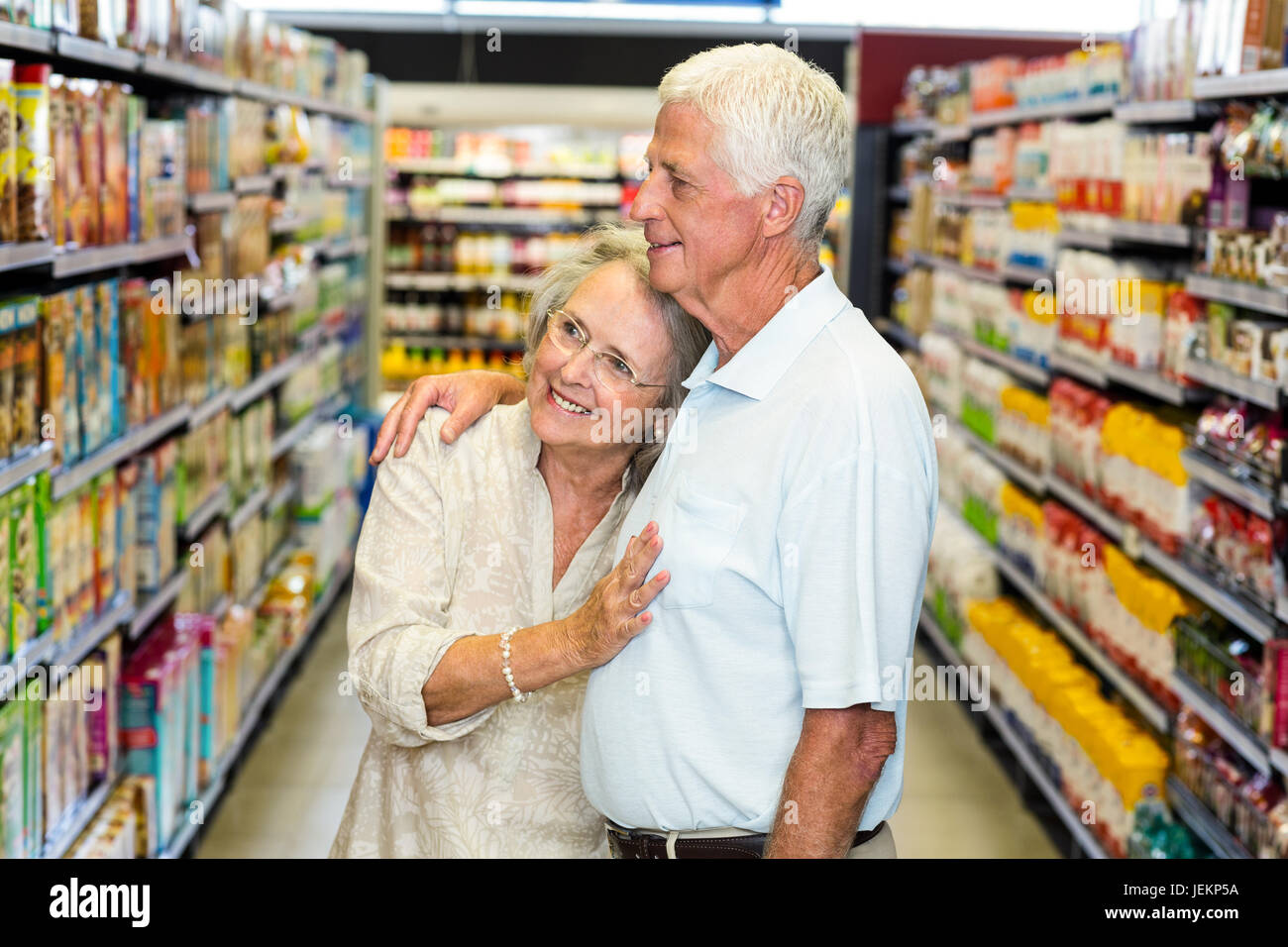 Felice coppia senior al supermercato Foto Stock