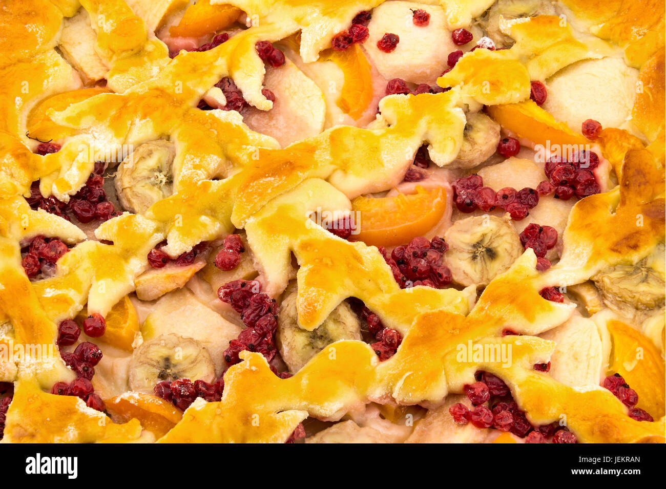 Fatto in casa con la torta di mele, albicocche, banane e ribes rosso isolato su sfondo bianco vista superiore Foto Stock
