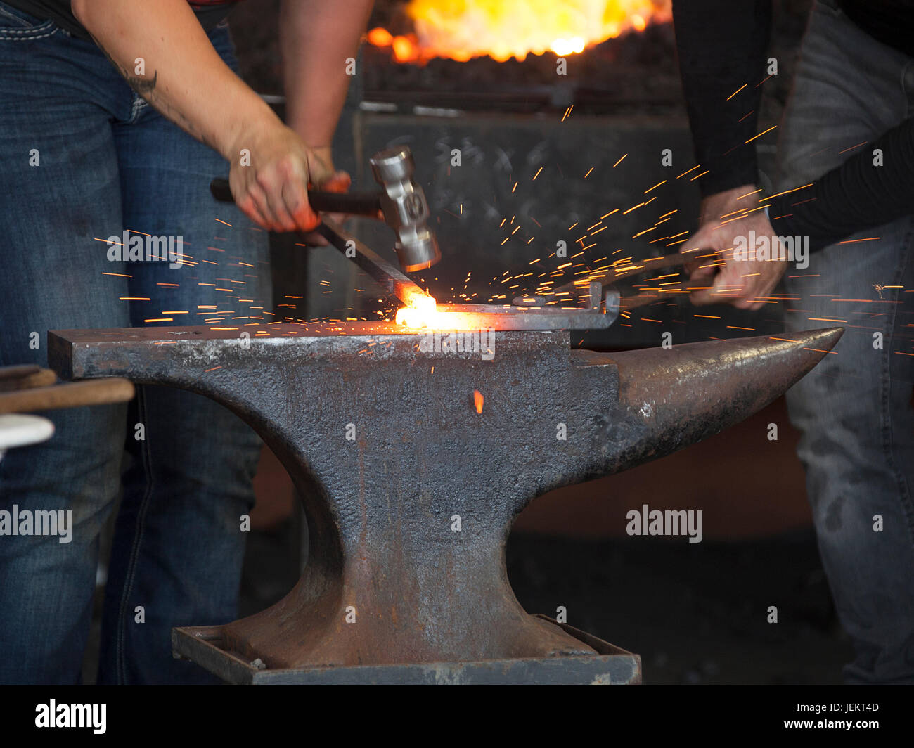 Edimburgo, Scozia, Regno Unito - 23 GIU 2017: Fabbri messa a ferro di cavallo a La Forge durante il Royal Highland Show 2017 a Edimburgo, Scozia. Foto Stock