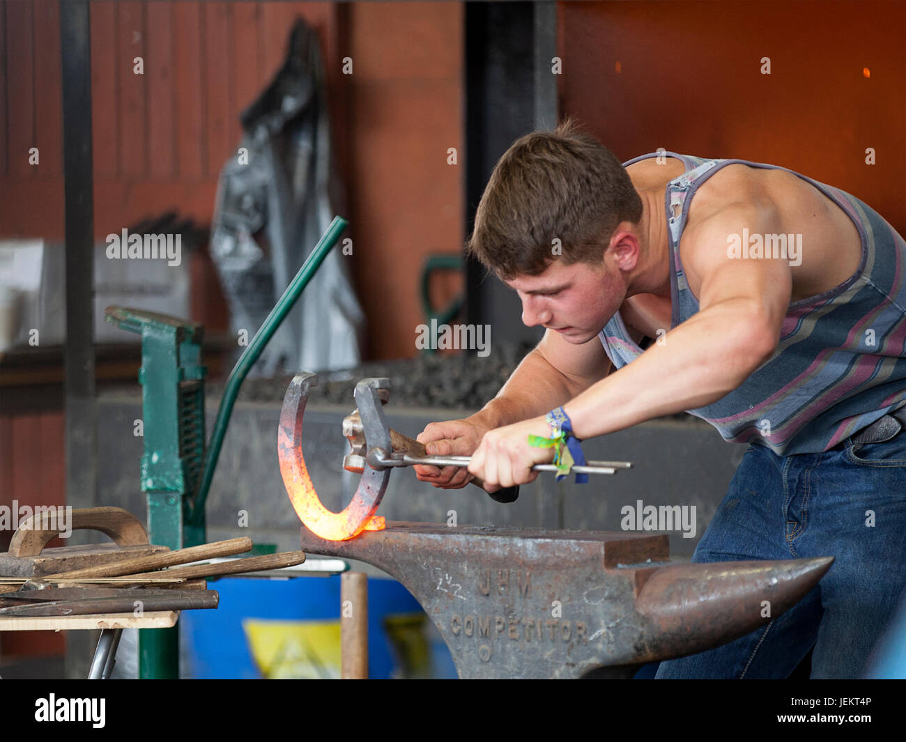 Edimburgo, Scozia, Regno Unito - 23 GIU 2017: Fabbri messa a ferro di cavallo a La Forge durante il Royal Highland Show 2017 a Edimburgo, Scozia. Foto Stock