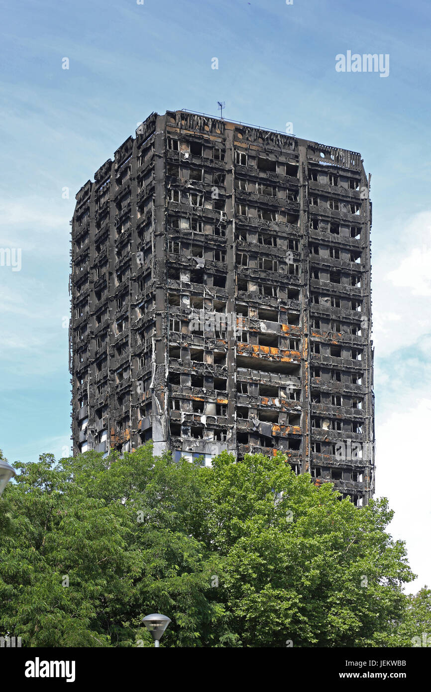 La bruciata di shell Grenfell House, London, Regno Unito. Il 23 piani blocco residenziale è stata distrutta da un incendio, Giugno 2017. Almeno 79 morti. Foto Stock