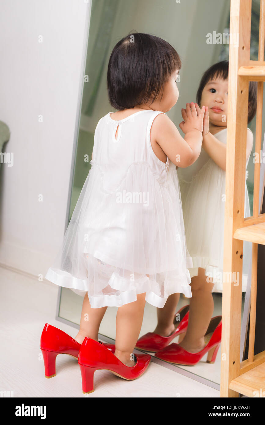 Bambina con le scarpe rosse immagini e fotografie stock ad alta risoluzione  - Alamy