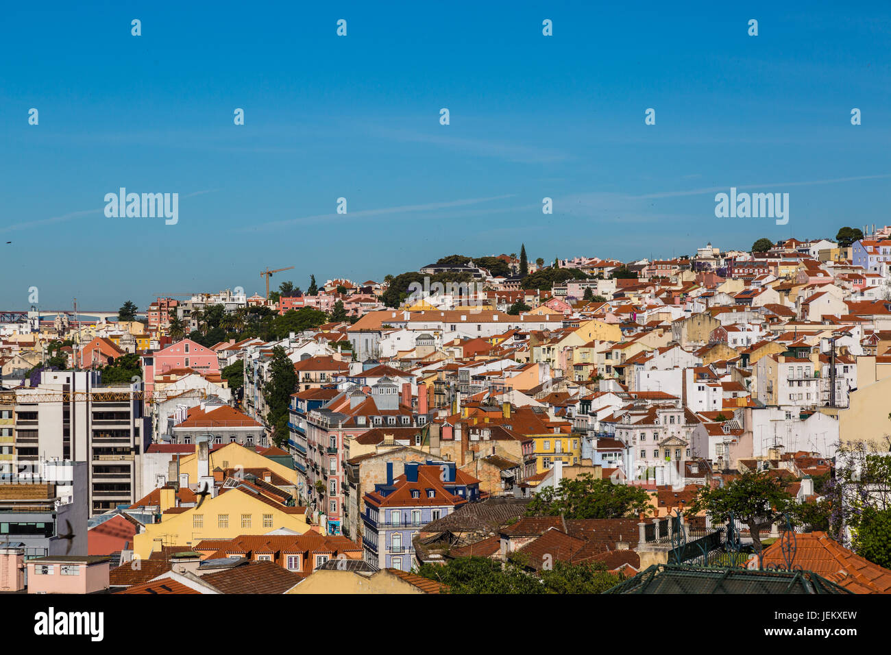 Vista aerea di tetti rossi di Alfama, l'area storica di Lisbona, Portogallo Lisbona è colorato, accogliente e molto attraente. Foto Stock