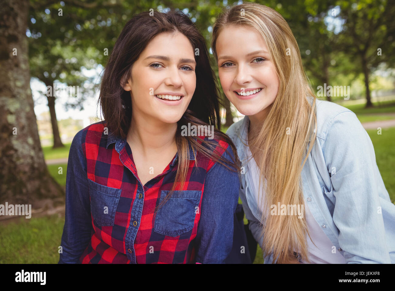 Femmine sorridente gli studenti in posa Foto Stock