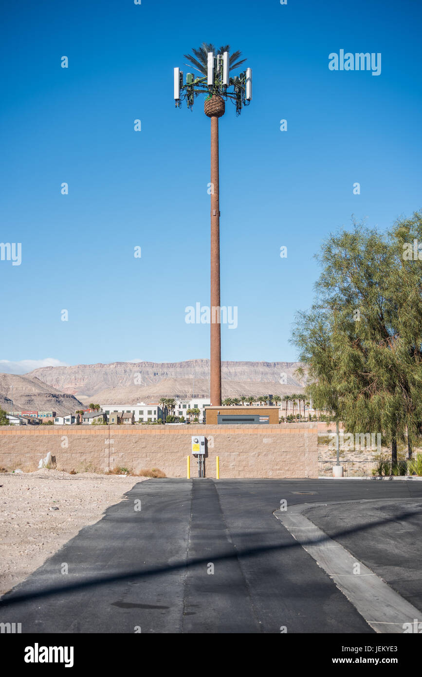 Travestito torre cellulare in western Las Vegas Foto Stock