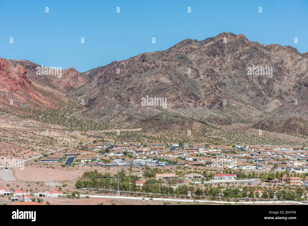 Vista della città di Boulder City con le montagne sullo sfondo Foto Stock