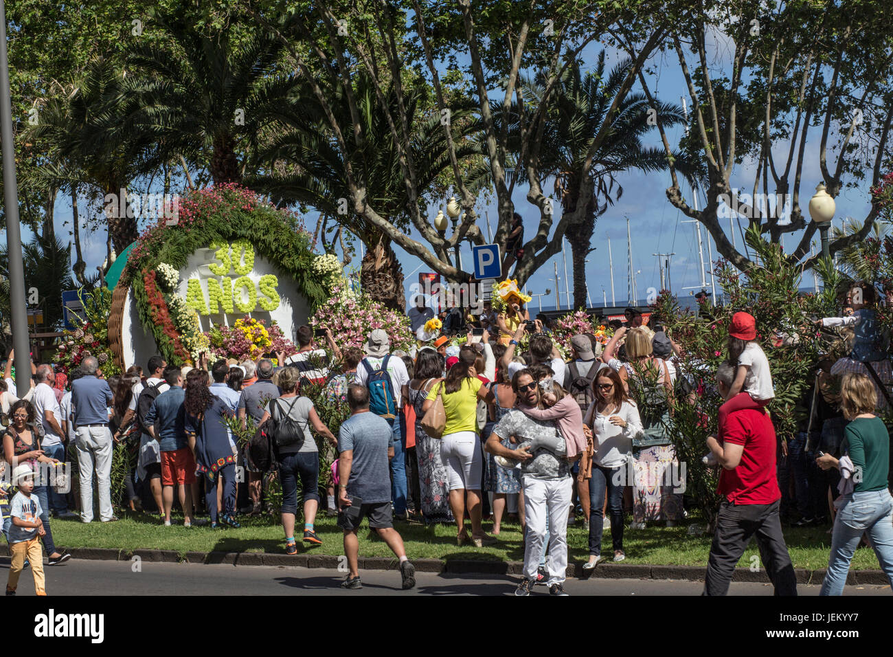 Galleggianti nel 2017 il Festival dei Fiori di Madeira tenutasi a Funchal, Portogallo. Foto Stock