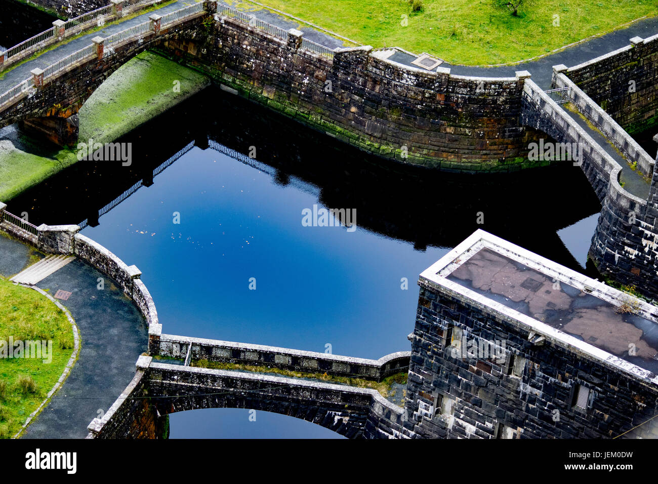 Elan della Valle di tri-diga di Ponte di apertura in cui l'acqua può essere visto correre attraverso e sotto questi ponti ad angolo. Foto Stock