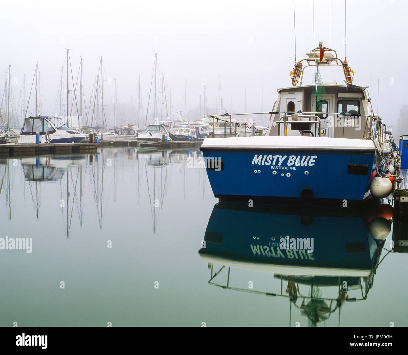 Barca ormeggiata in porto sovrano Marina Eastbourne su una mattinata nebbiosa, fotografati con una Mamiya RB67 telecamera cinematografica e Fuji Velvia 50 diapositive Foto Stock