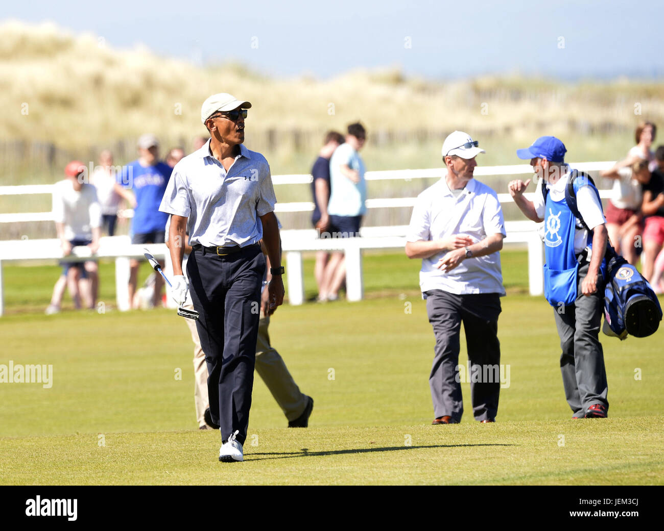 L'ex presidente degli Stati Uniti Barack Obama (leggera maglietta blu) giocando una partita di golf sul vecchio corso a St. Andrews sulla costa est di Fife in Scozia. Dotato di: Barack Obama dove: Scozia, Regno Unito quando: 26 Maggio 2017 Foto Stock