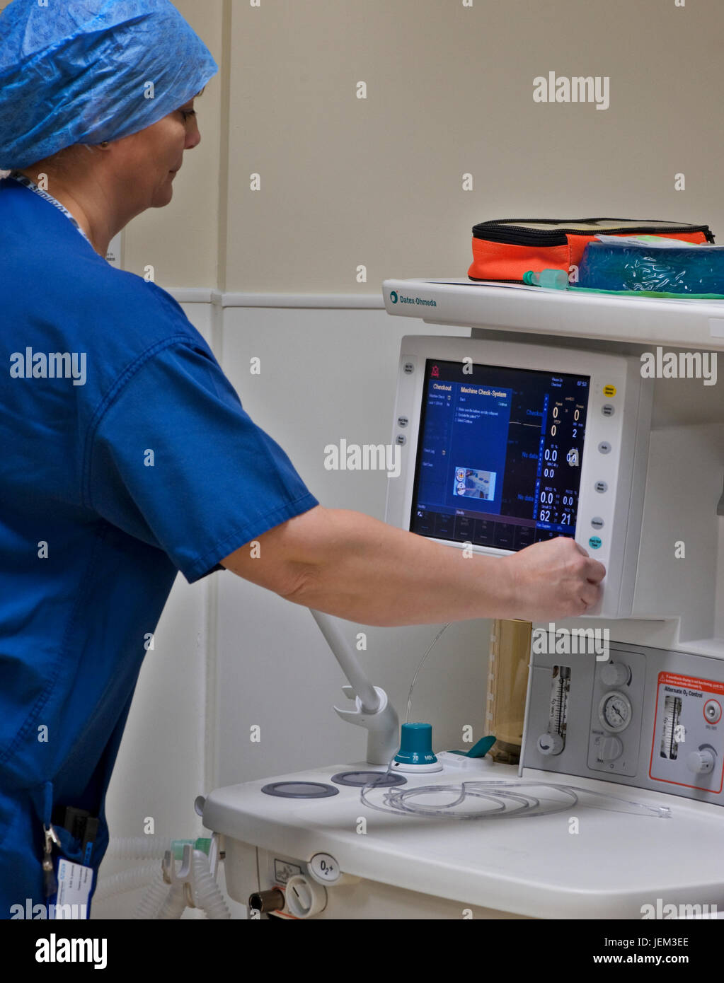 Prima di un ospedale chirurgico di sessione, un ODP anestetici odontoiatra prepara e controlla il corretto funzionamento di una qualsiasi apparecchiatura che può essere usata. Foto Stock