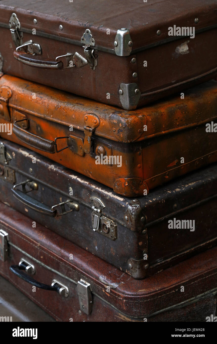 Stack di quattro vecchi antichi vintage grunge bagaglio da viaggio in pelle marrone trunk valigia, vicino, angolo alto vista laterale Foto Stock