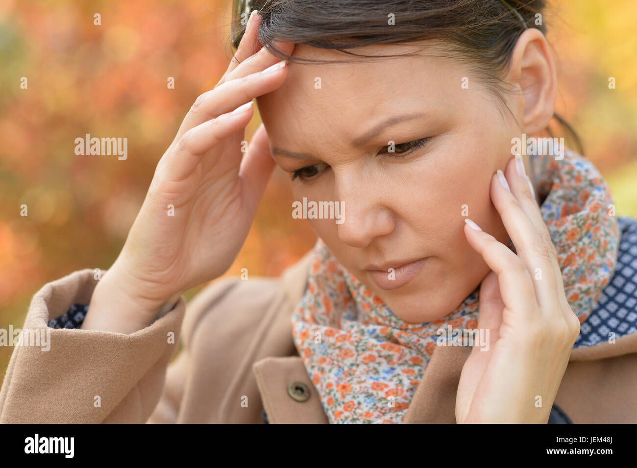 Giovane donna con mal di testa Foto Stock
