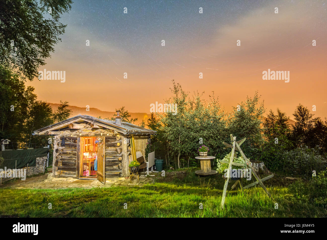 Log Cabin di notte. bella baita di montagna con cielo stellato. Foto Stock