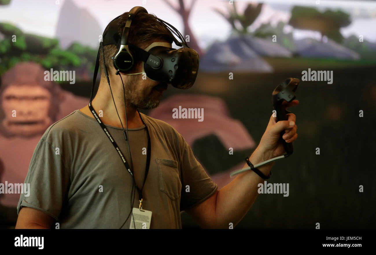 Persone prove VR dispositivi durante il sonar di musica avanzata e arti di Barcellona. Foto Stock