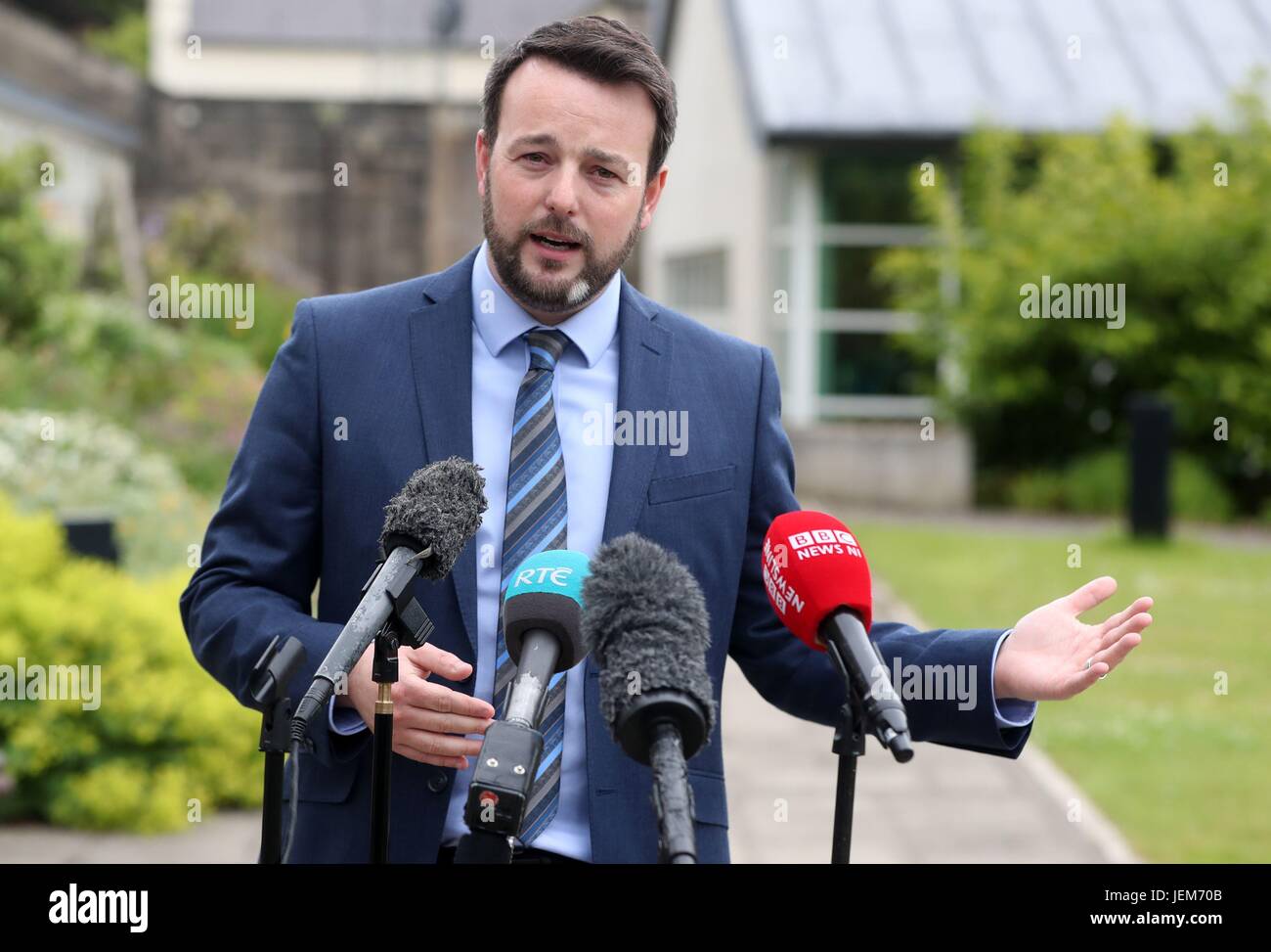 Leader SDLP Colonna Eastwood a Stormont Castle come dei colloqui politici riprendere resuscitare il Stormont Assembly. Foto Stock