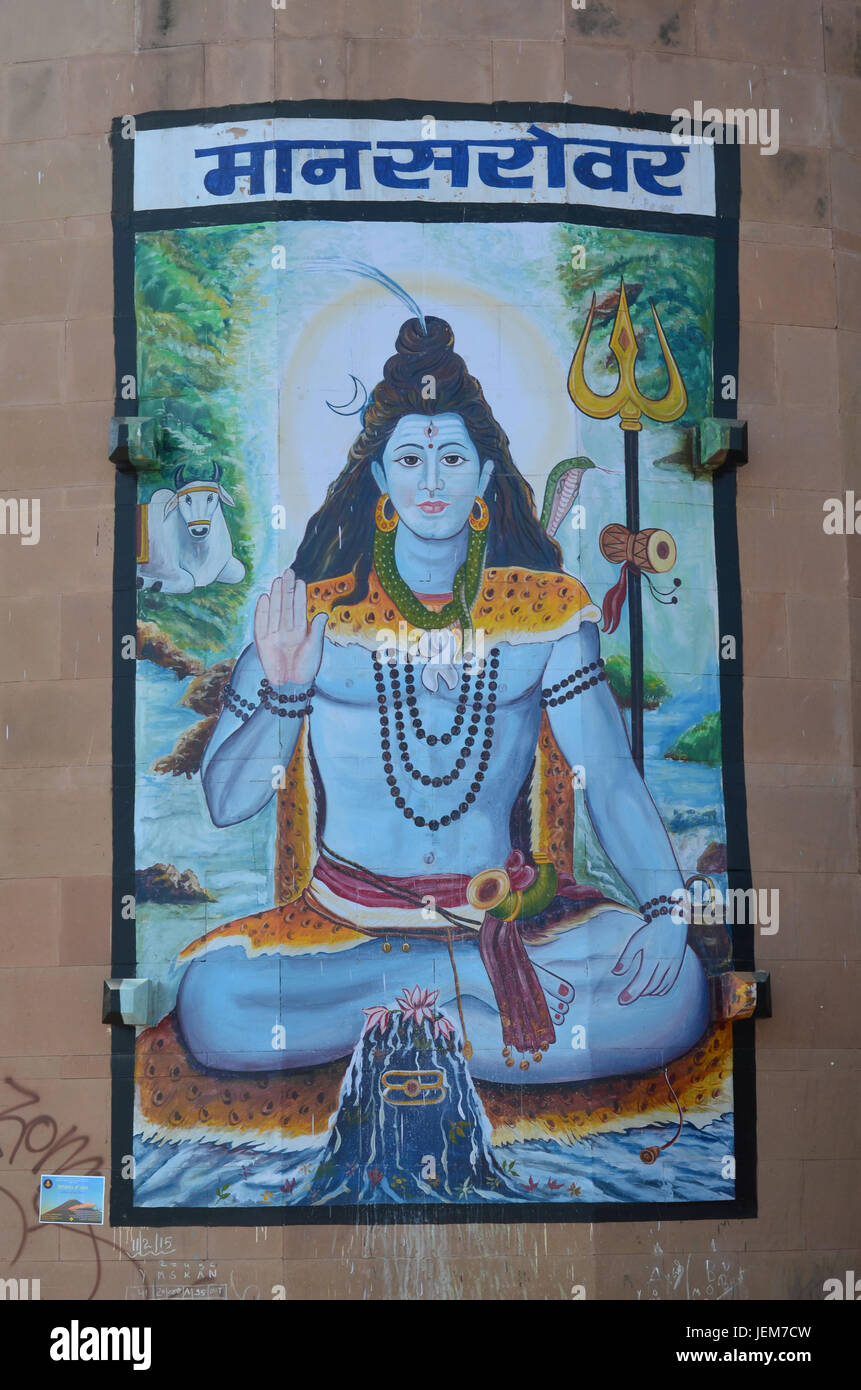 Shiva divinità Indù dipinte di blu in una parete di Varanasi, India Foto Stock
