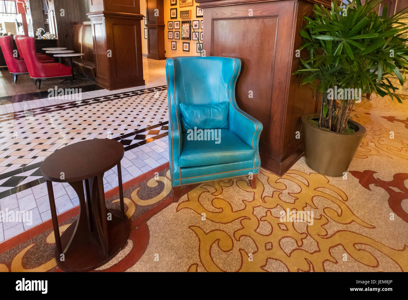 Area salotto per gli ospiti nella lobby dell' hotel Skirvin Hilton hotel nel centro cittadino di Oklahoma City, Oklahoma, Stati Uniti d'America. Red piano bar in background. Foto Stock