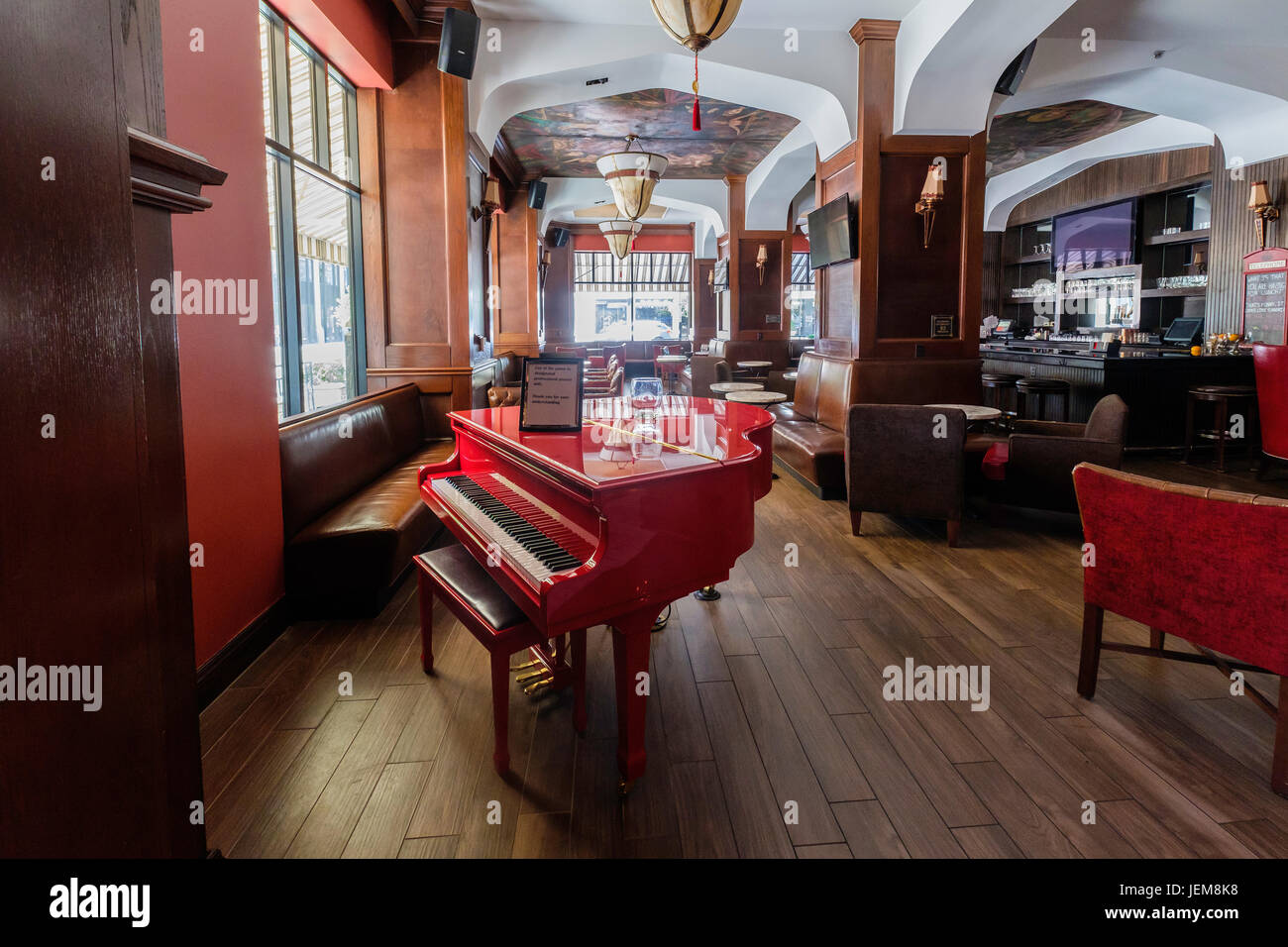 Il rosso il Piano bar si trova nell'hotel Skirvin Hilton hotel nel centro cittadino di Oklahoma City, Oklahoma, Stati Uniti d'America. Foto Stock