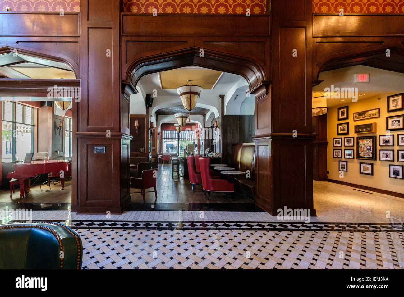 L'interno della lobby dell'hotel Skirvin Hilton hotel che mostra l'entrata al piano bar. Oklahoma City, Oklahoma, Stati Uniti d'America. Foto Stock