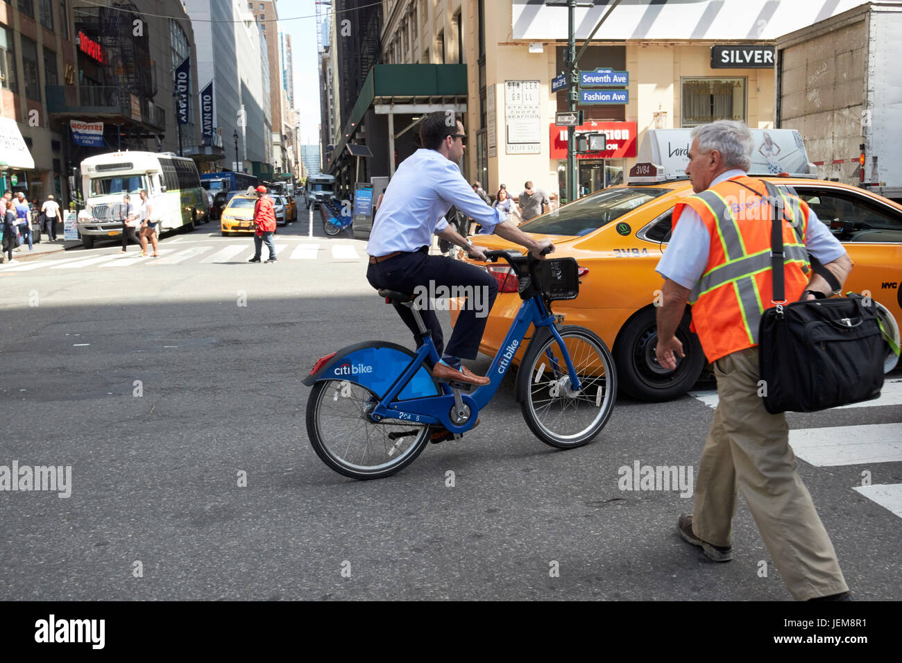 Uomo in bicicletta sul citi noleggio bici noleggio bici schema uomo a camminare e taxi midtown Manhattan New York City USA Foto Stock