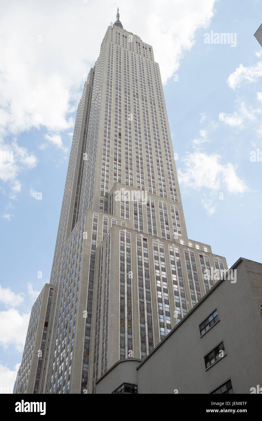 Guardando il Empire State Building di New York City STATI UNITI D'AMERICA Foto Stock