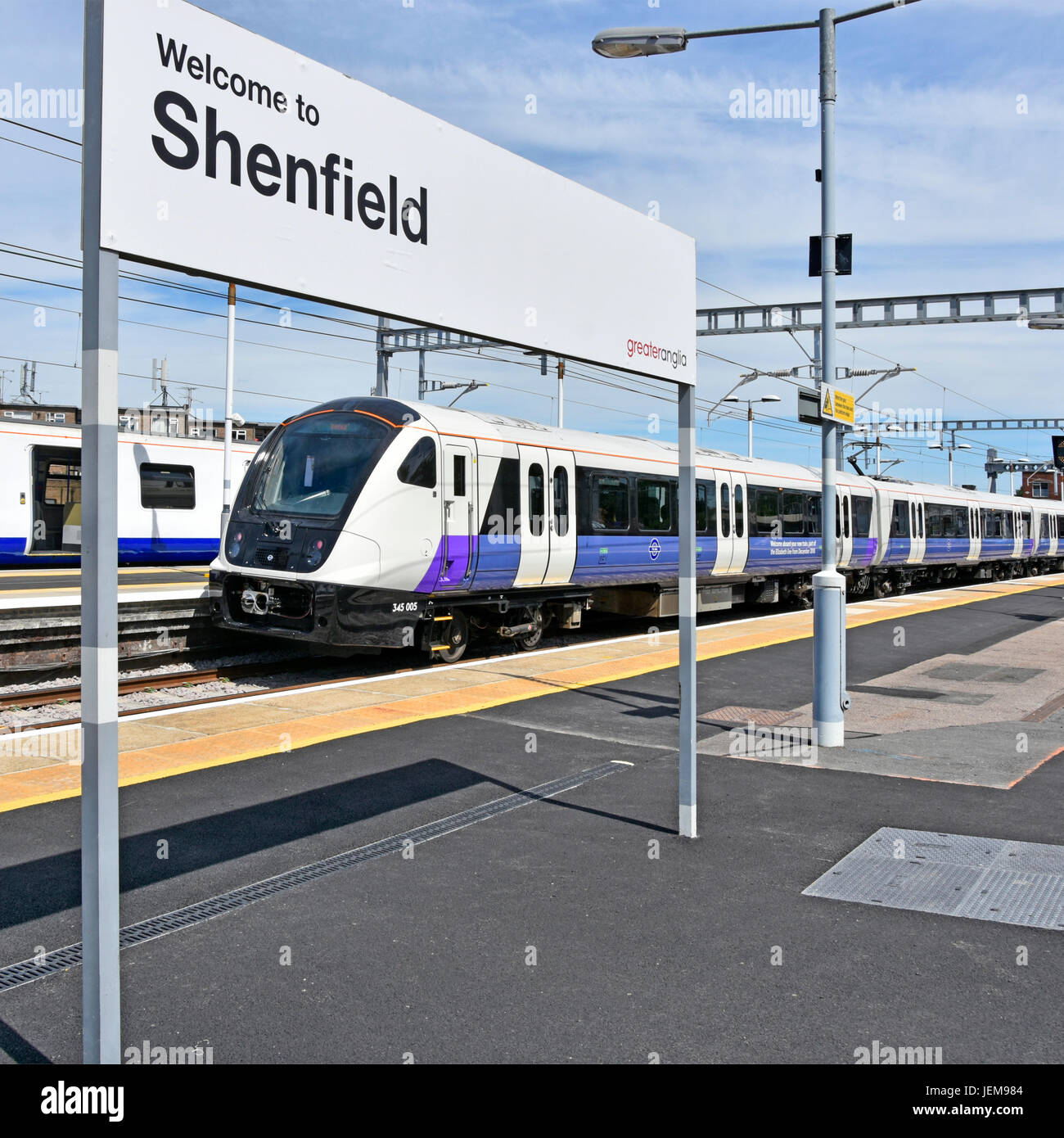 Treno Crossrail classe 345 su Elizabeth Line su passeggeri tutti i servizi della stazione arrivano a Shenfield Essex da London Liverpool St 26/06/17 Inghilterra UK Foto Stock