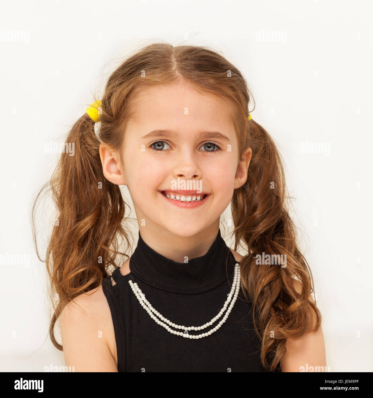 Felice di sette anni ragazza sorridente in telecamera Foto Stock