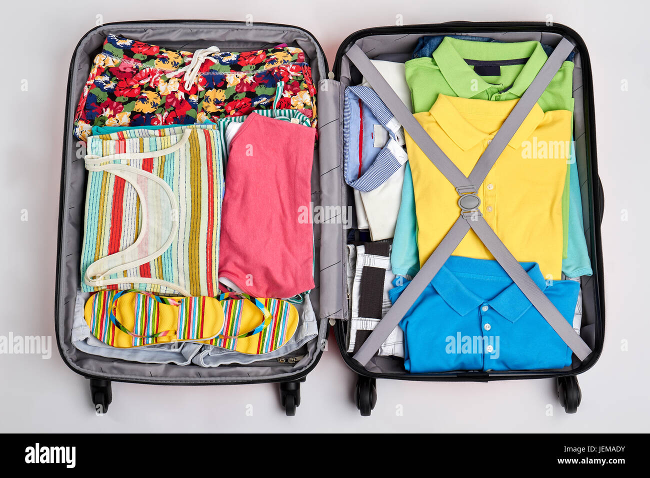 Aperto giallo valigia su ruote per turismo, viaggio su il spiaggia