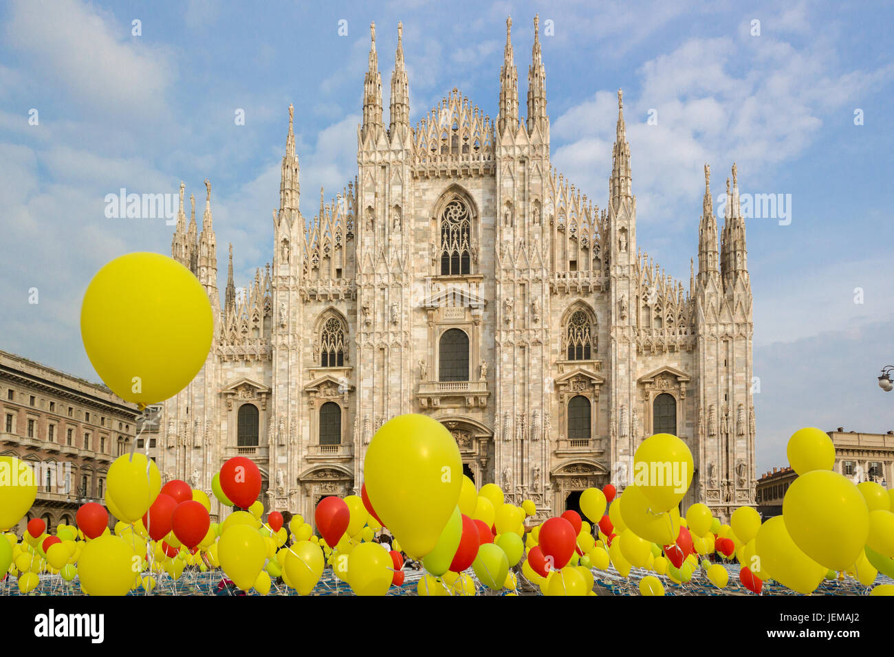 Il Duomo di Milano con il rosso e il giallo palloncini Foto stock - Alamy