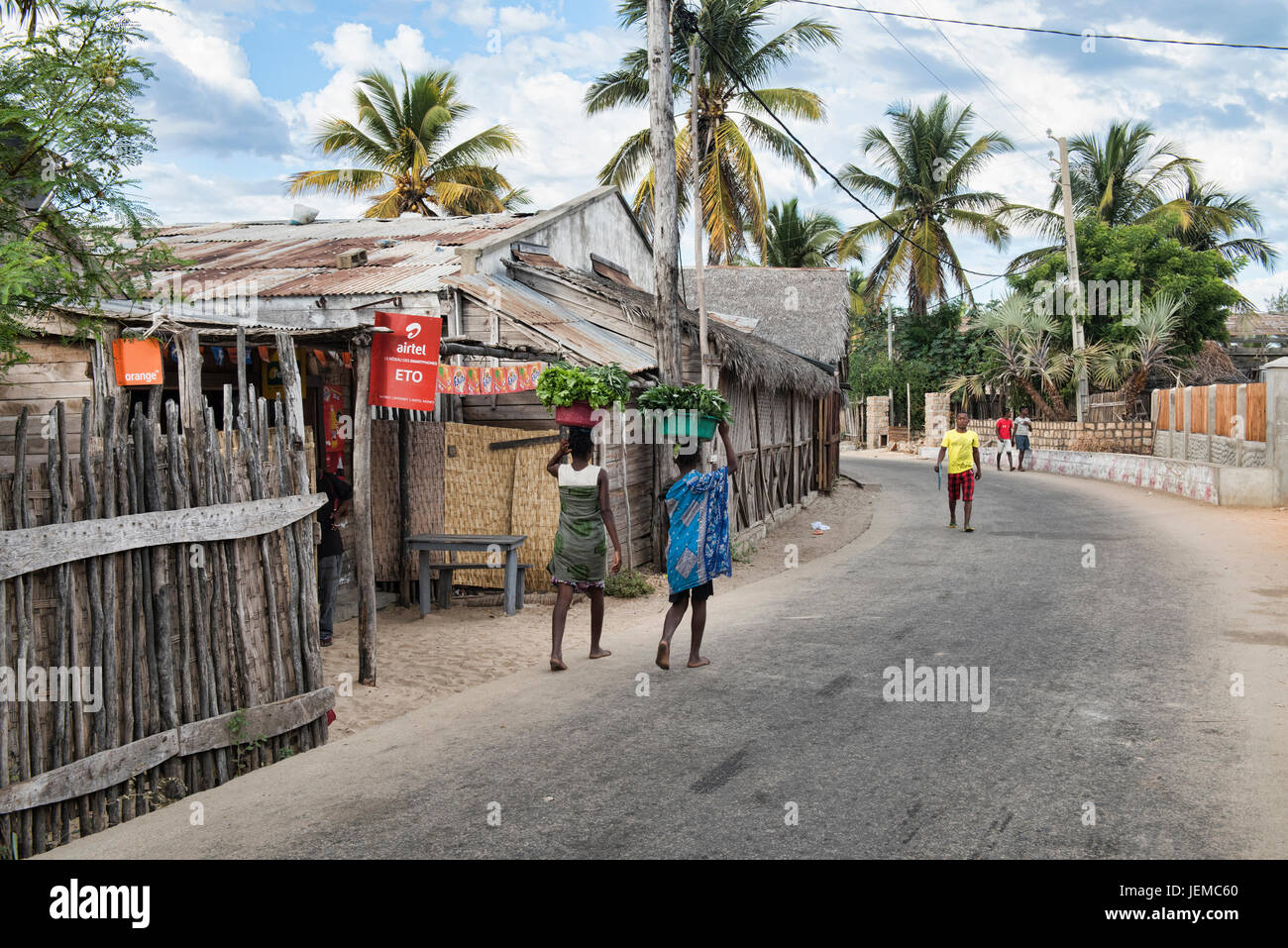 Le ragazze la vendita di verdura, Morondava, Madagascar Foto Stock