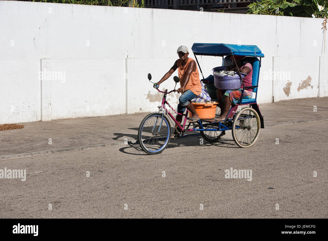 In viaggio per il mercato in rickshaw, Morondava, Madagascar Foto Stock
