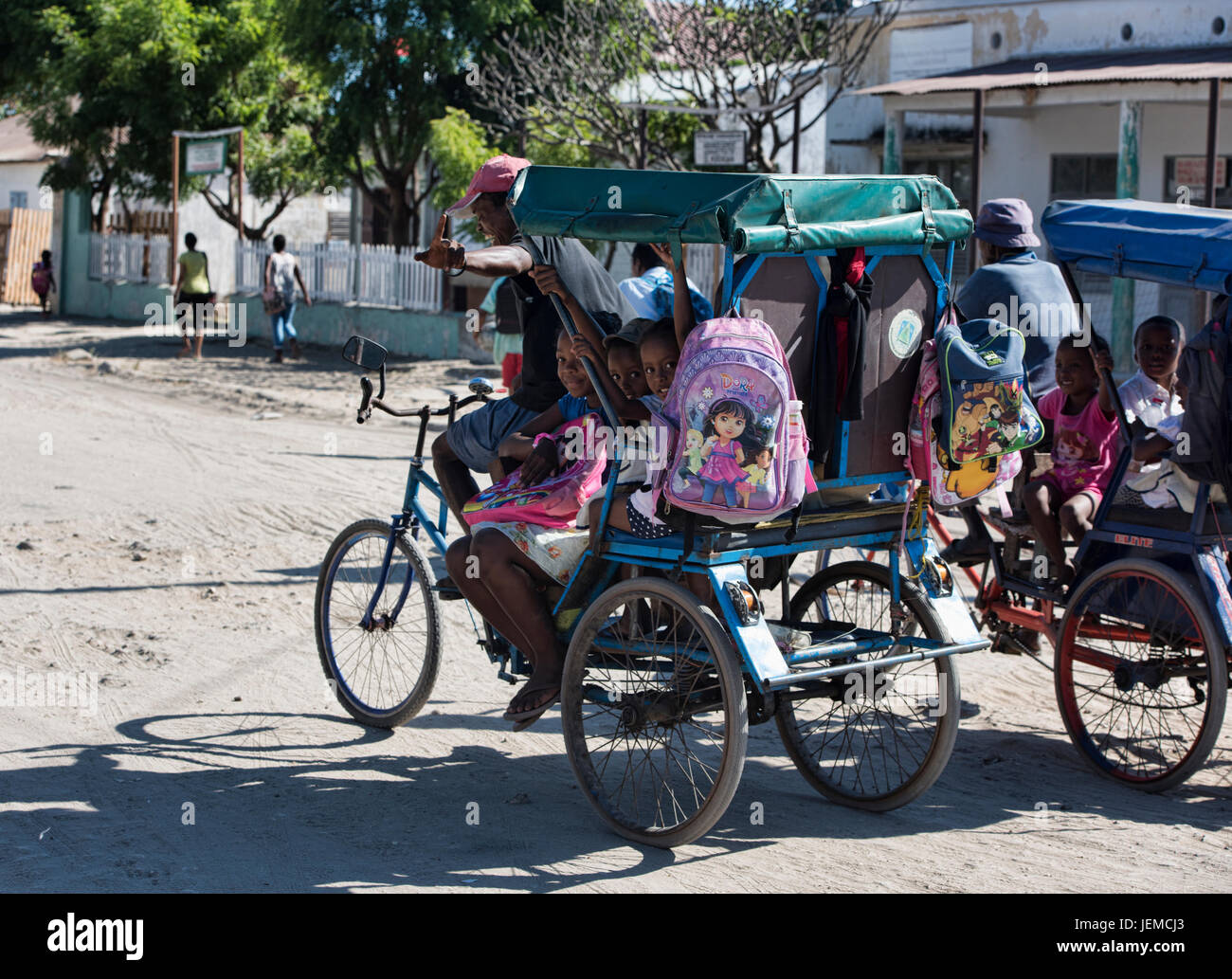Viaggiare a scuola in rickshaw, Morondava, Madagascar Foto Stock