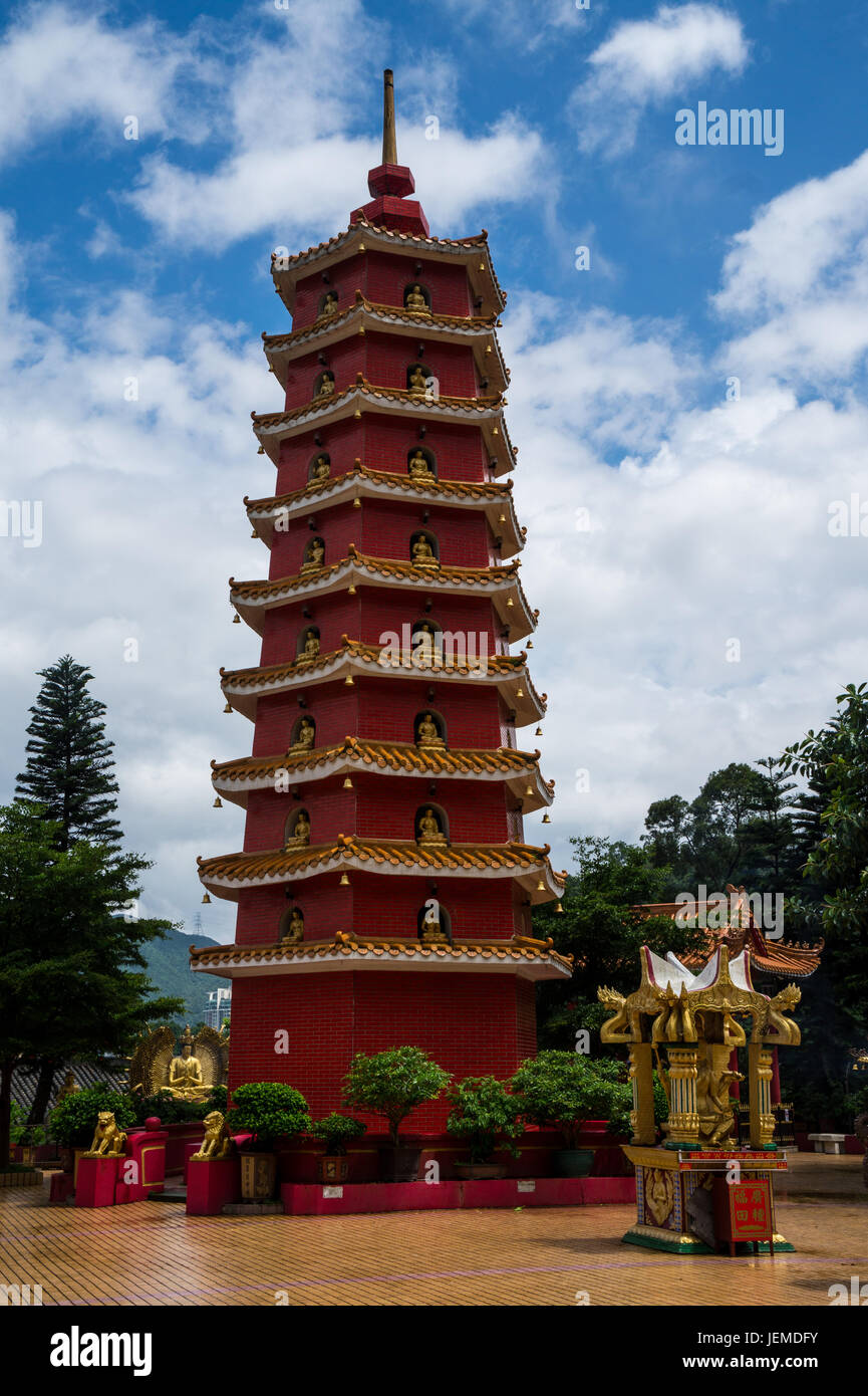 Il Monastero dei Diecimila Buddha, pagoda rossa, in Shatin, Hong Kong Foto Stock