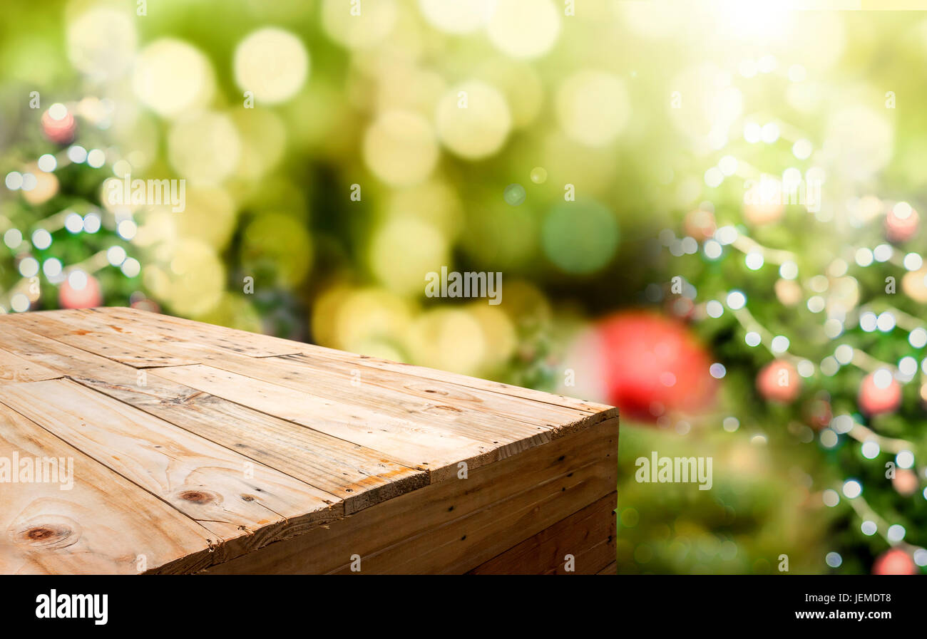 Svuotare asse di legno stand alimentari con blur albero di Natale bokeh sfondo luminoso,modello mock up per visualizzare o montaggio del prodotto. Foto Stock