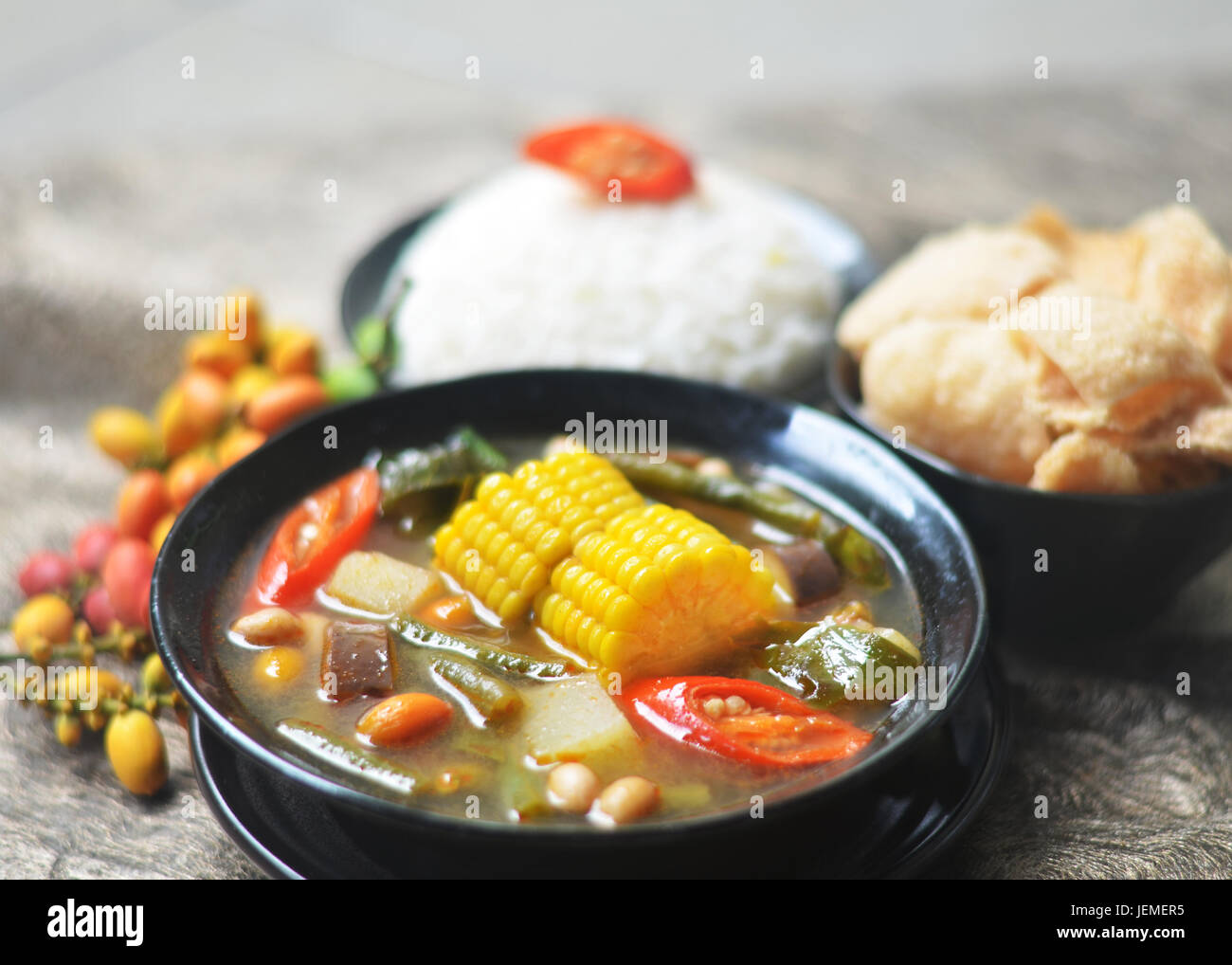 Sayur Asem è un popolare indonesiano in vegetali TAMARIND SOUP. Foto Stock