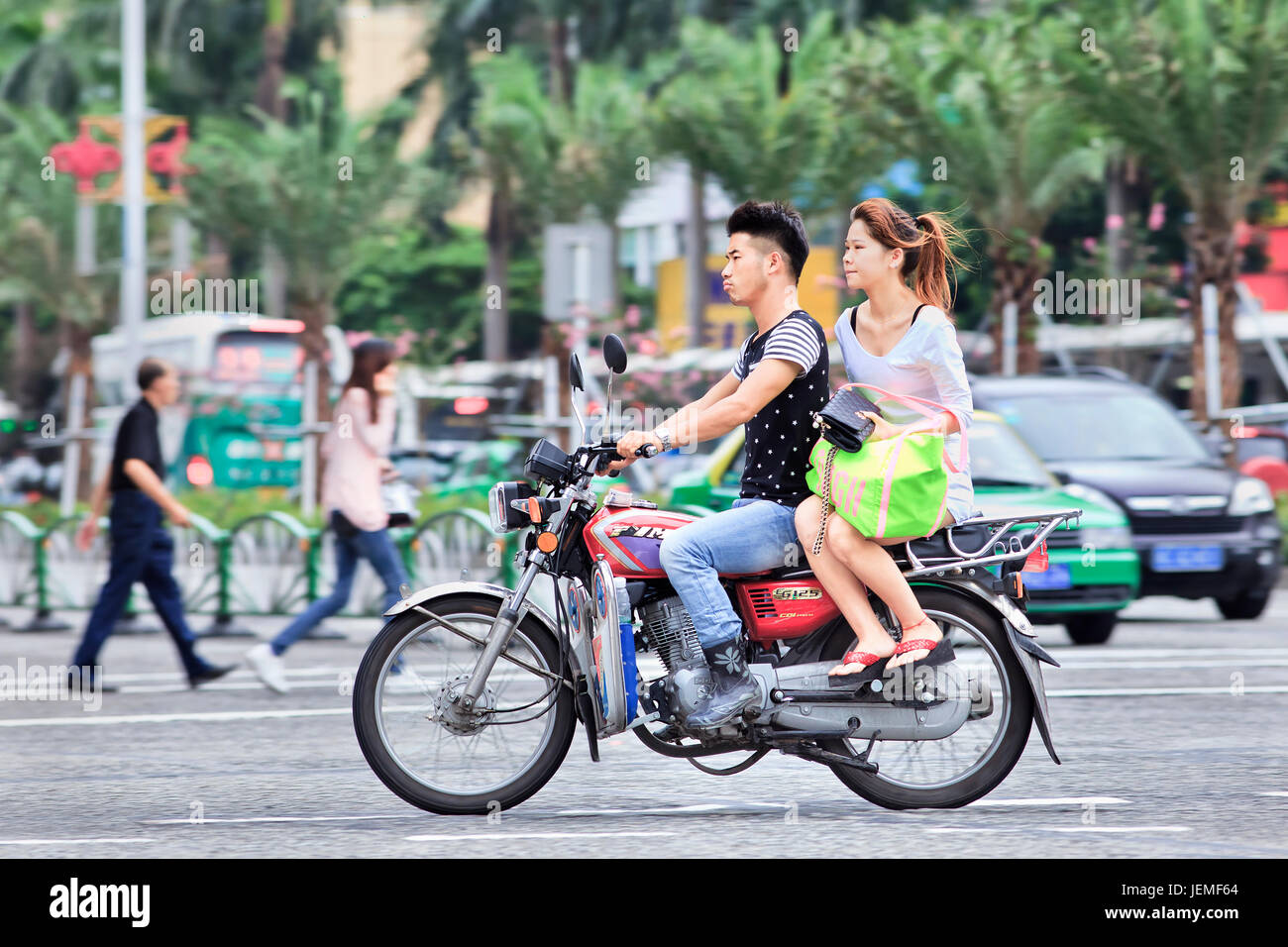 Coppia cinese sulla motocicletta. Cinese industria motociclistica è esplosa negli ultimi anni. La produzione supera i dieci milioni di euro 10 milioni di euro l'anno. Foto Stock