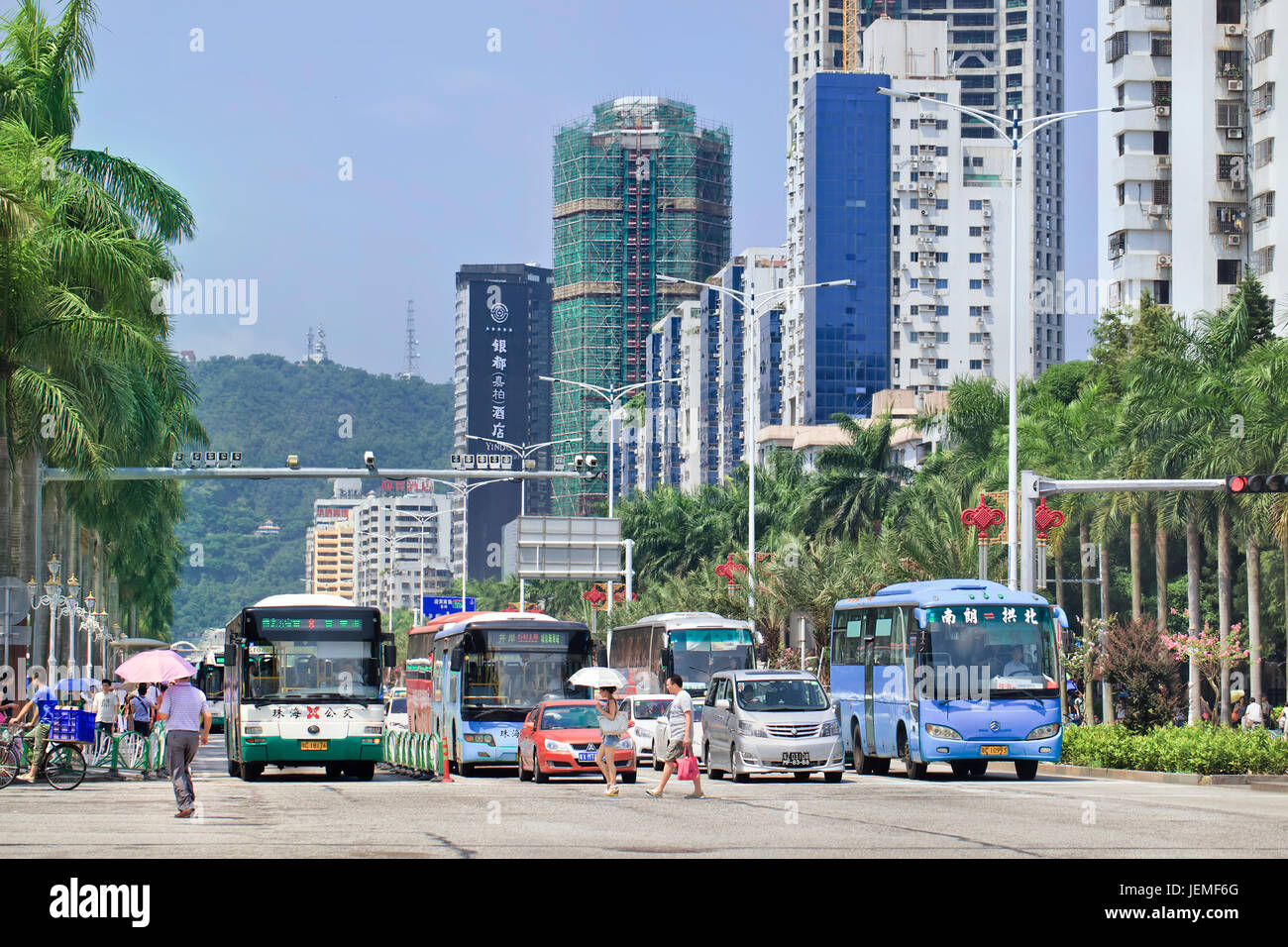 Gli autobus al semaforo nel centro di Zhuhai, una città sulla costa meridionale di Guangdong, uno della Cina il premier destinazione turistica cinese chiamato Riviera. Foto Stock