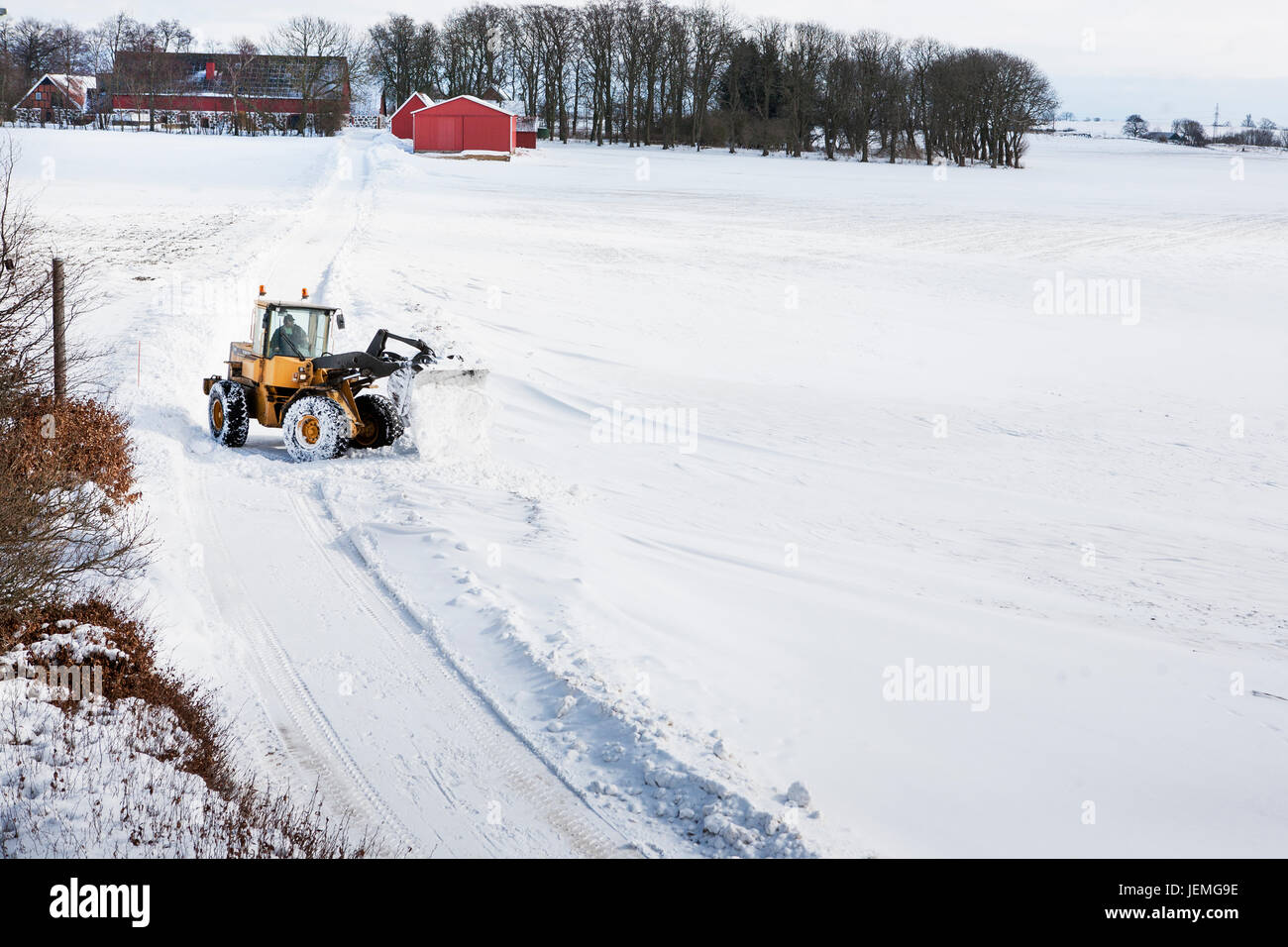 Spazzaneve sulla strada di campagna Foto Stock