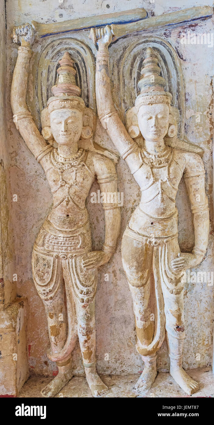 Le pietre antiche statue di guardia di Tivanka Doorwar all'ingresso Lankathilaka Vihara, Udunuwara, Sri Lanka. Foto Stock