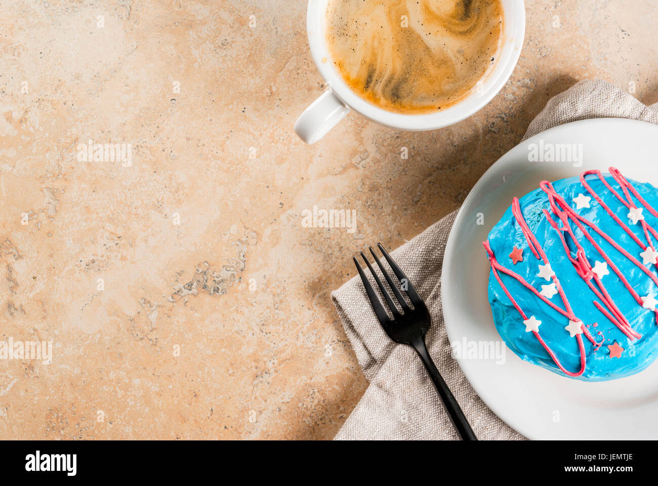 Cibo per il giorno di indipendenza. 4 di luglio. Festosa colazione: tradizionali ciambelle americane con smalto in colori della bandiera degli Stati Uniti blu, rosso e bianco. Tazza di caffè Foto Stock