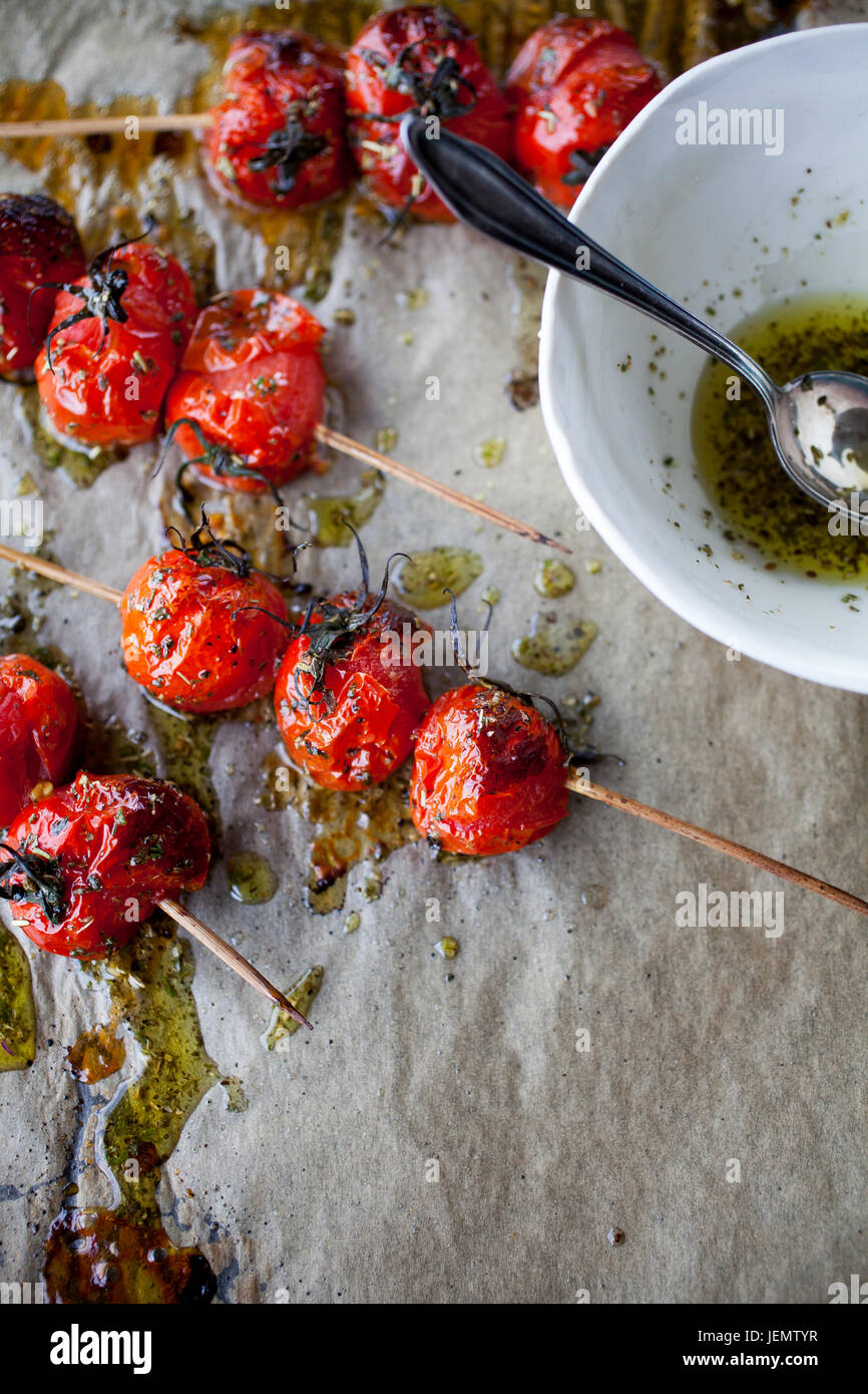 Pomodoro Grigliate spiedini di legno tostato e baguette Foto Stock