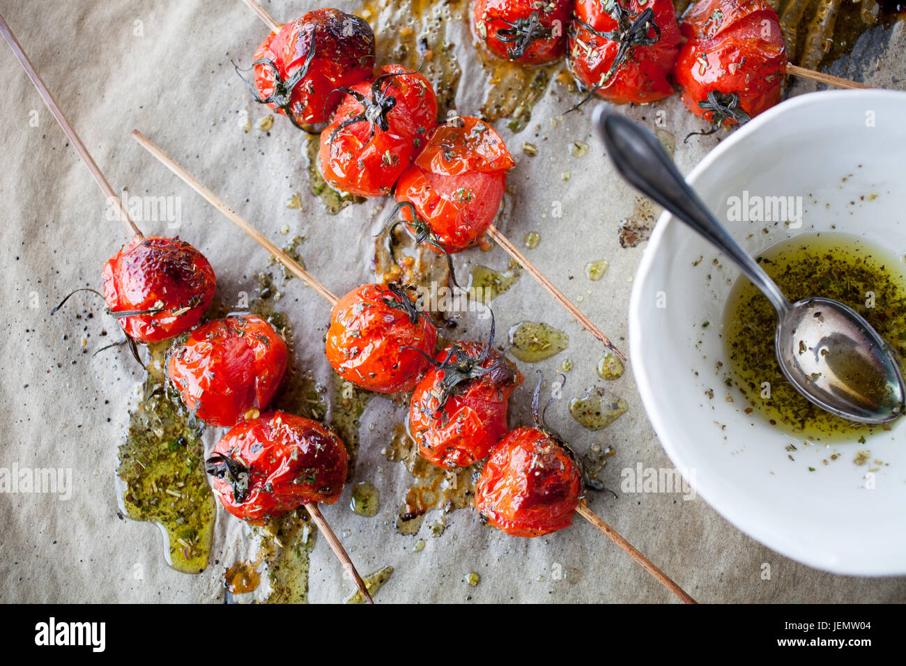 Pomodoro Grigliate spiedini di legno tostato e baguette Foto Stock