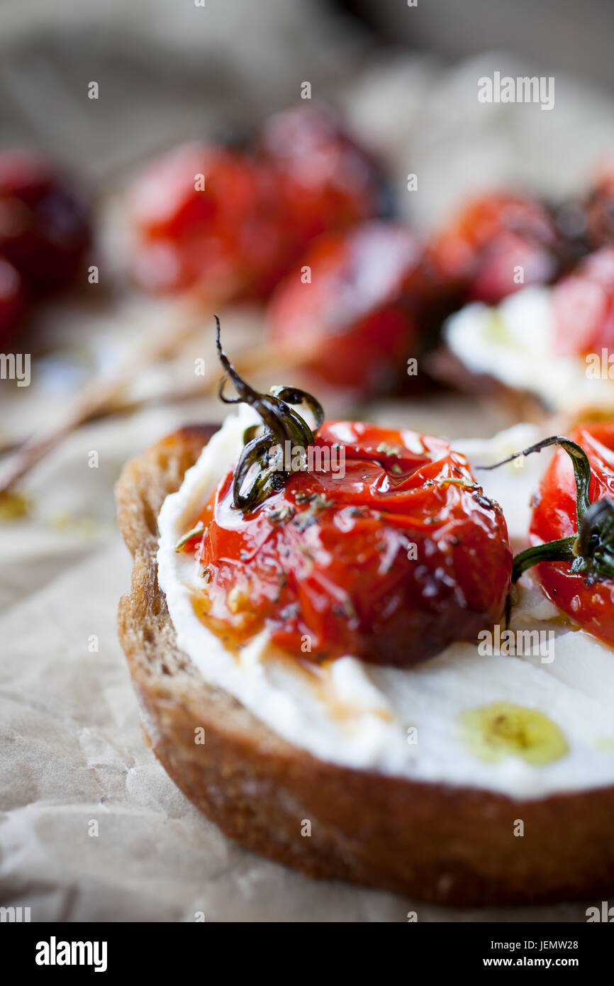 Pomodoro Grigliate spiedini di legno tostato e baguette Foto Stock