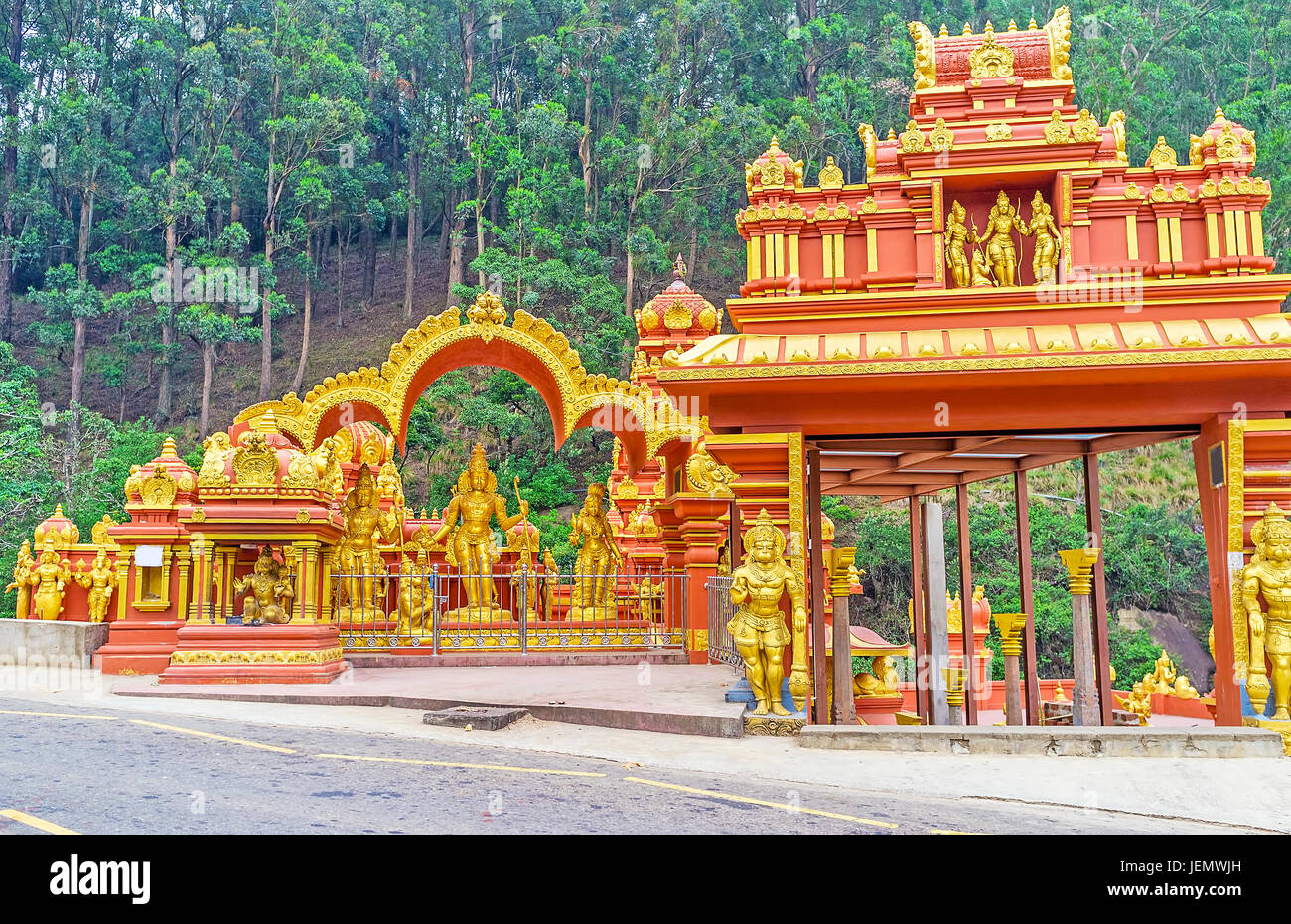 L'architettura paesaggistica e colori luminosi di Seetha Amman Tempio con la foresta di conifere sullo sfondo, Nuwara Eliya, Sri Lanka. Foto Stock