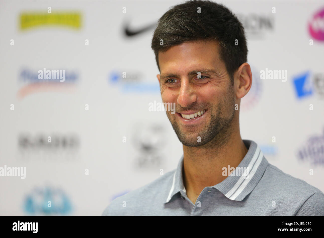 Eastbourne, Regno Unito. Il 26 giugno, 2017. Novak Djokovic di Serbia colloqui nel corso di una conferenza stampa durante il giorno due di Aegon International Eastbourne il 26 giugno 2017 a Eastbourne, Inghilterra Credito: Paolo Terry foto/Alamy Live News Foto Stock