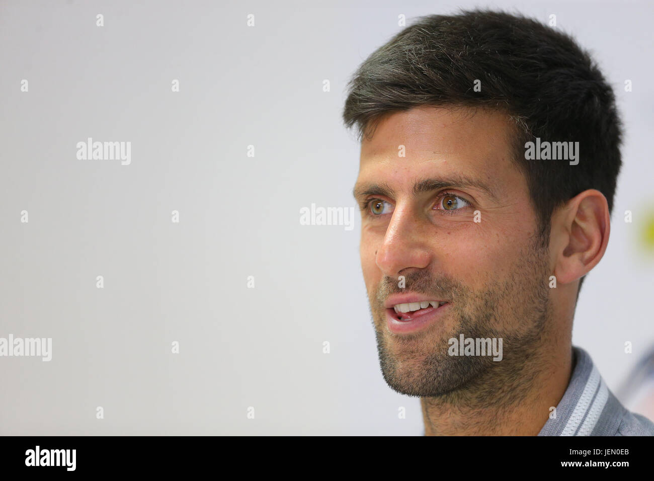 Eastbourne, Regno Unito. Il 26 giugno, 2017. Novak Djokovic di Serbia colloqui nel corso di una conferenza stampa durante il giorno due di Aegon International Eastbourne il 26 giugno 2017 a Eastbourne, Inghilterra Credito: Paolo Terry foto/Alamy Live News Foto Stock